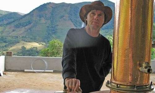 Ex-Legião Marcelo Bonfá se prepara para colocar cachaça orgânica no mercado