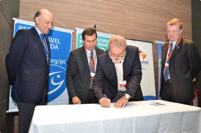 Sidney Levy, diretor-geral do Rio 2016, Felipe Peixoto, secretário de Desenvolvimento Regional, Abastecimento e Pesca, José Bonifácio Novellino, presidente da Fiperj, e Laurent Viguié, gerente do ASC e MSC no Brasil, assinam memorando de entendimento /Foto: Fiperj/Luiz Barros