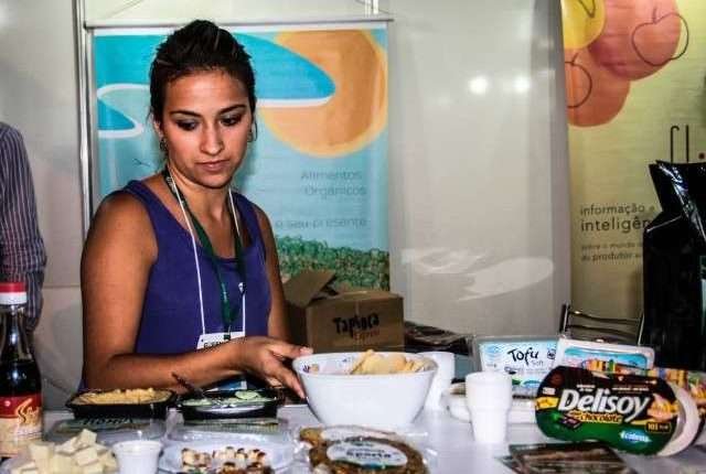 Funcionária da Ecobras, participante do OrganicsNet, da SNA, faz degustação de produtos orgânicos