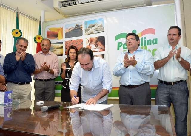 Prefeitura de Petrolina e a Codevasf celebraram nesta terça-feira (24) um convênio para a construção da Unidade Central de Comercialização de Produtos Orgânicos