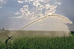 Irrigação por aspersão: volume grande de gasto com água na agricultura