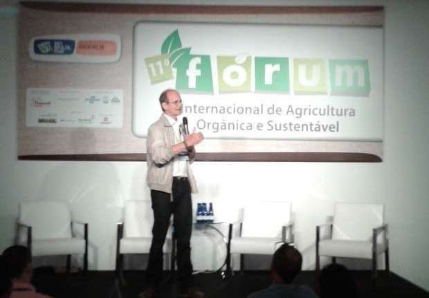 “Temos de repensar a nossa forma de ocupar os espaços” e fazer com que a sociedade entenda os desafios dos alimentos orgânicos no campo, destaca Rogério Dias, coordenador de Agroecologia do Ministério da Agricultura, durante palestra no 11° Fórum Internacional de Agricultura Orgânica e Sustentável na Bio Brazil Fair/ Biofach América Latina, em São Paulo. Crédito: Paulo Roque/Sincronismo