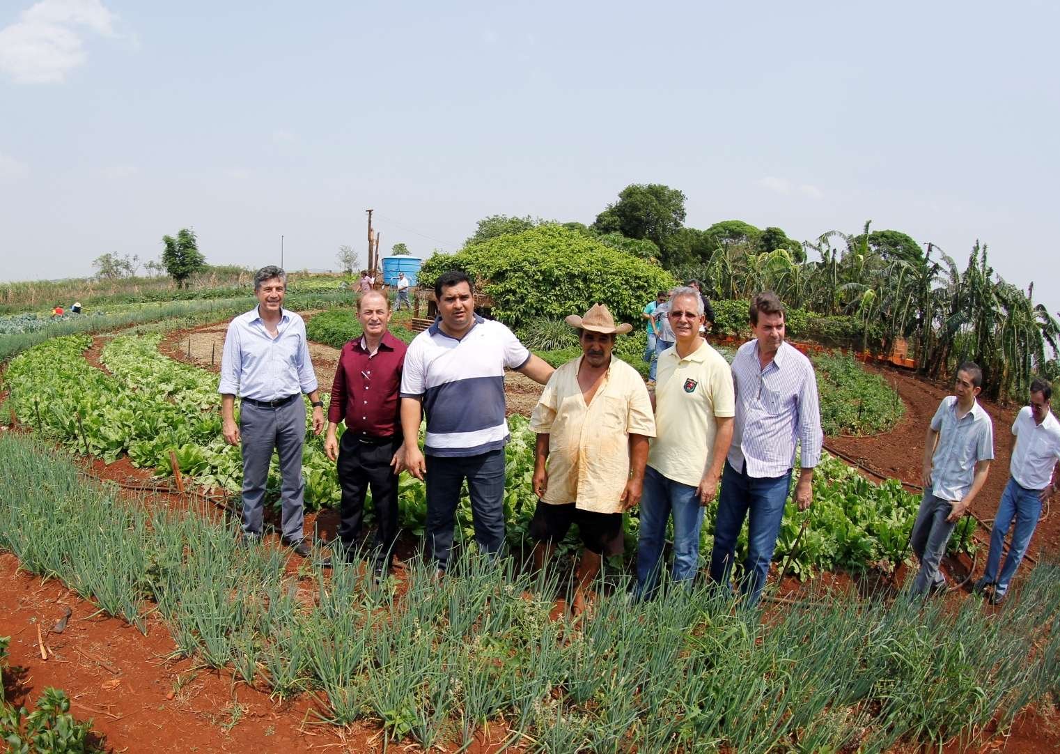 Prefeito Murilo durante visita ao sítio de Alferino Lara Maciel, no sítio Recanto Feliz, no Vila Vargas. Produção é vendida em feiras criadas também pela Prefeitura (Foto: Chico leite)