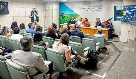 Ecocitrus apresenta experiência bem-sucedida com insumos orgânicos no Ministério da Agricultura Ecocitrus apresenta experiência bem-sucedida com insumos orgânicos no Ministério da Agricultura