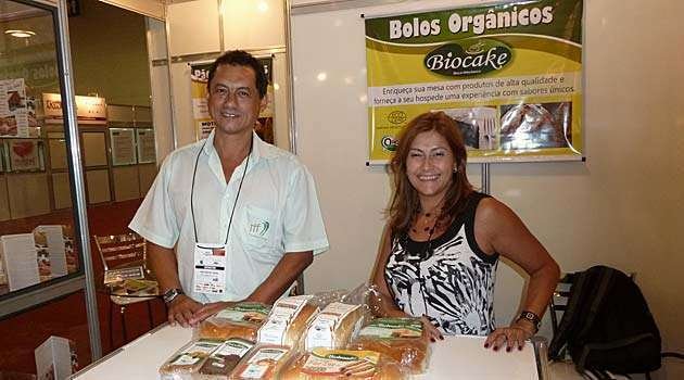 Adilson Vieira, da área de Desenvolvimento e a supervisora de Vendas da TFF Alimentos, Irene de Oliveira, no estande da empresa na feira