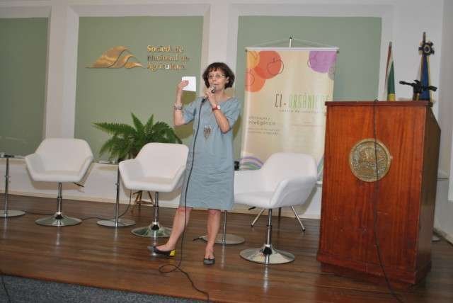 Sylvia Wachsner, coordedora, apresenta o novo site do CI Orgânicos. Foto: Armando Araújo