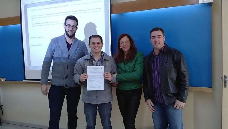 Caciano Gemmi, com certificado na mão, e os professores Rafael, Beatriz e Gilmar - Foto - Arquivo Pessoal