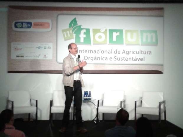 “Temos de repensar a nossa forma de ocupar os espaços” e fazer com que a sociedade entenda os desafios dos alimentos orgânicos no campo, destaca Rogério Dias, coordenador de Agroecologia do Ministério da Agricultura, durante palestra no 11° Fórum Internacional de Agricultura Orgânica e Sustentável na Bio Brazil Fair/ Biofach América Latina, em São Paulo. Crédito: Paulo Roque/Sincronismo