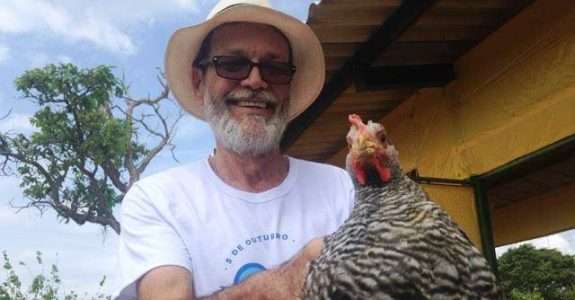 Produtor dá dicas sobre manejo de frango orgânico