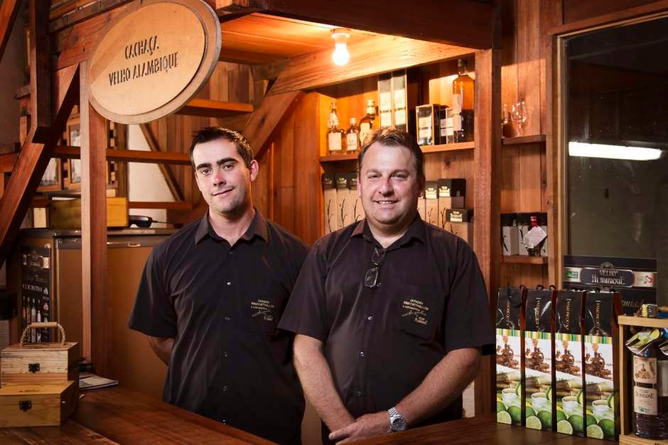 As famílias de Ivandro Remus (dir.) e Michel Bettinelli uniram esforços para criar uma marca forte do Rio Grande do Sul no mercado de cachaças artesanais. Foto: Divulgação.